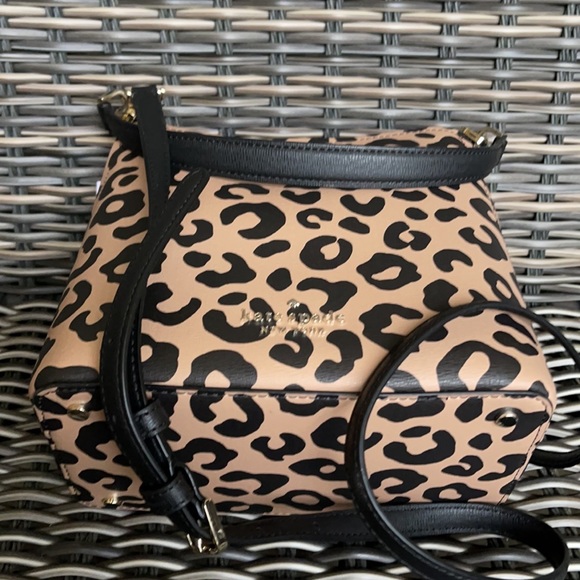 Kate Spade darcy graphic leopard small bucket - Picture 16 of 16